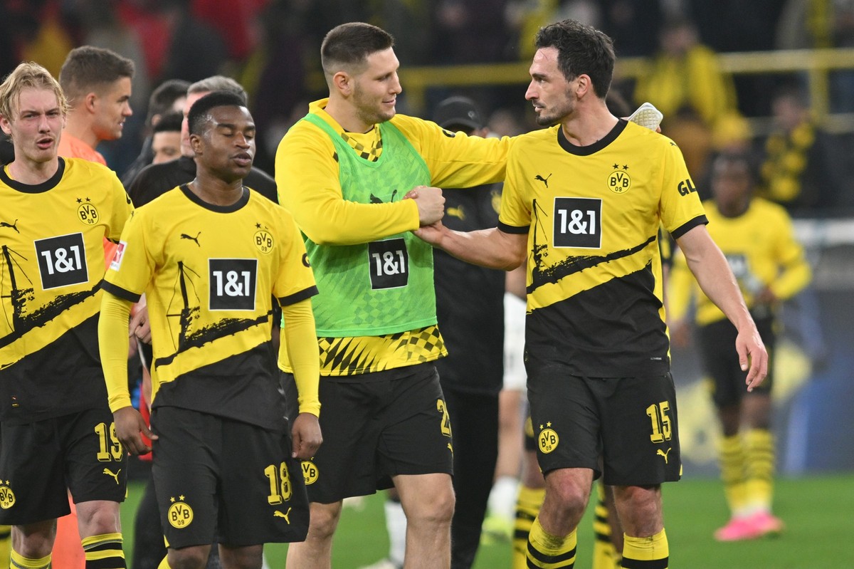 17.03.2024, Nordrhein-Westfalen, Dortmund: Fußball: Bundesliga, Borussia Dortmund - Eintracht Frankfurt, 26. Spieltag, Signal Iduna Park. Niklas Süle von Dortmund (M) gratuliert Mats Hummels von Dortm ...