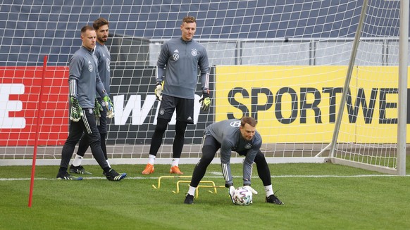 Typisches Bild bei der Nationalmannschaft: ter Stegen, Trapp und Leno (v.l.) schauen Manuel Neuer bei der Arbeit zu.