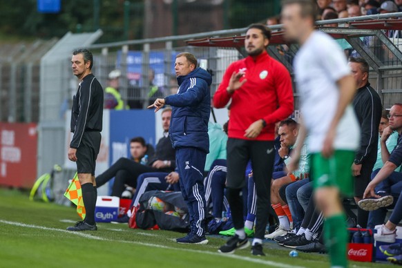 22.09.2022, Fussball, Saison 2022/2023, 1. Bundesliga, Testspiel, FC G�tersloh - FC Schalke 04, Cheftrainer Frank Kramer FC Schalke 04 Foto: Tim Rehbein/RHR-FOTO G�tersloh Heidewaldstadion NRW Deutsch ...