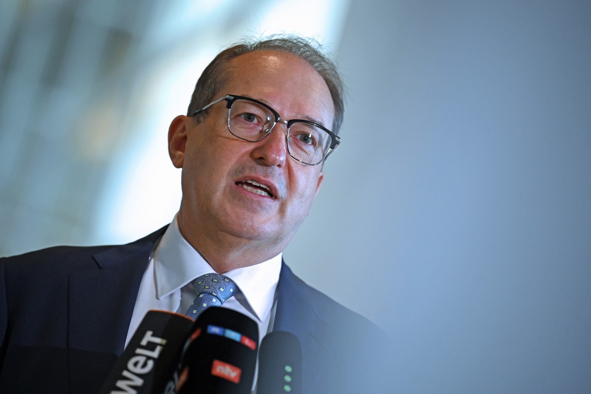 11.09.2025, Berlin: Alexander Dobrindt (CSU), Bundesinnenminister, gibt ein Pressestatement zum bundesweiten Warntag im Deutschen Bundestag. Foto: Helena Dolderer/dpa +++ dpa-Bildfunk +++