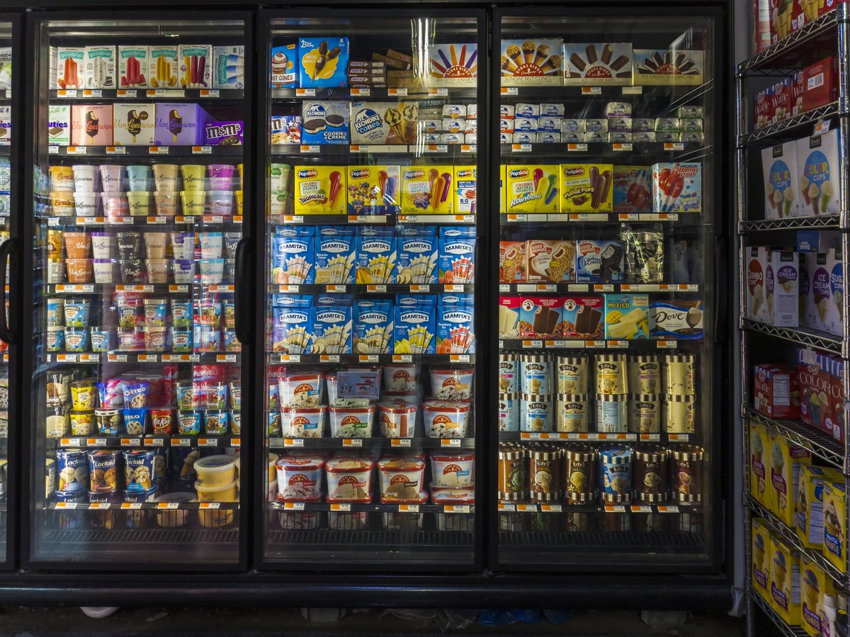 Consumers hammered by inflation A selection of ice cream in a freezer in a supermarket in New York on Friday, January 20, 2023. PUBLICATIONxNOTxINxUSAxUK RichardxB.xLevine