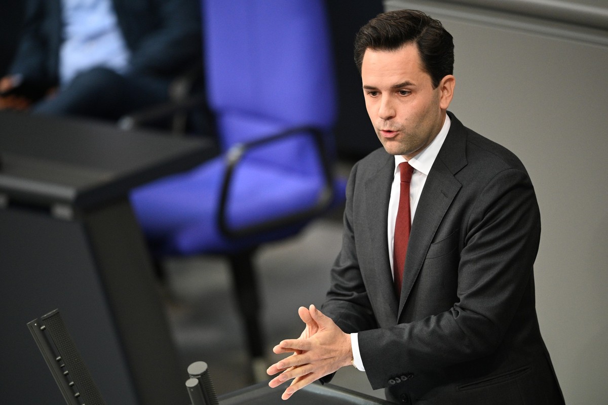 ARCHIV - 16.10.2025, Berlin: Johannes Winkel (CDU), Bundesvorsitzender der Jungen Union, spricht in der Debatte zu Rentengesetzen im Bundestag. Das Parlament befasst sich neben der Debatte nach der Re ...