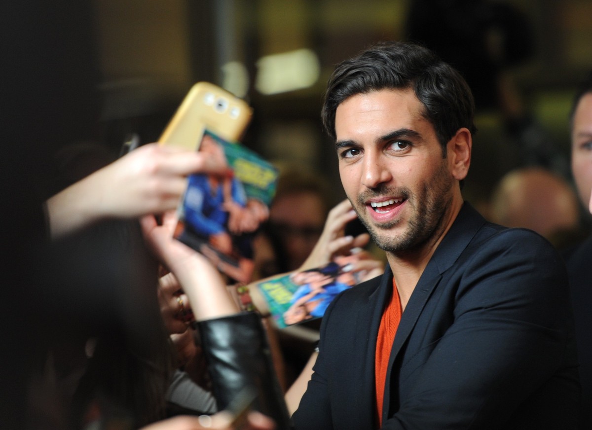 ARCHIV - 29.10.2013, Bayern, M�nchen: Der Schauspieler Elyas M&#039;Barek kommt zur Premiere des Films Fack Ju G�hte zum Math�ser Filmpalast und gibt Autogramme. (zu dpa-Korr �Wie anders 2023 im Vergl ...