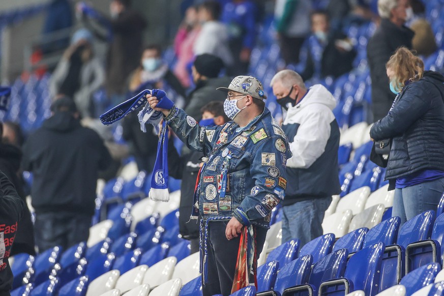 Sport Bilder des Tages FC Schalke 04 - Union Berlin 18.10.2020, Fussball, Saison 2020/2021, 1. Bundesliga, 4. Spieltag, FC Schalke 04 - Union Berlin, Fans des FC Schalke 04 auf der Tribüne Foto: Tim R ...