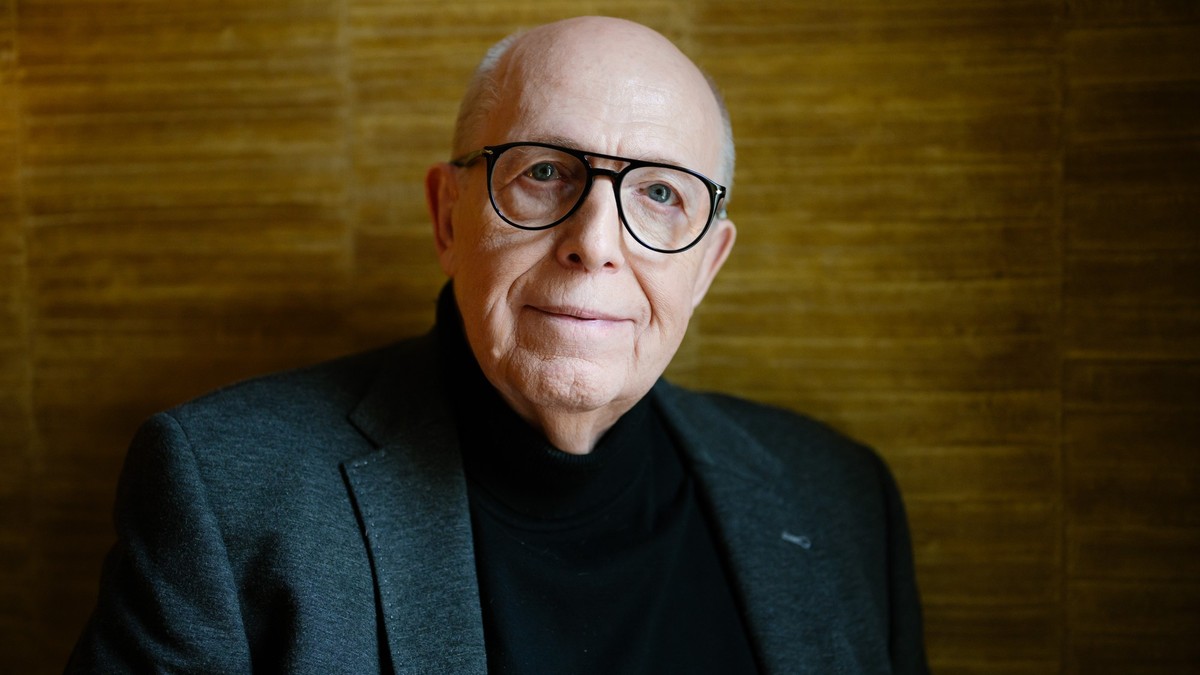 ARCHIV - 21.11.2023, Saarland, Saarlouis: Der frühere Bundesliga-Manager Reiner Calmund steht in einem Hotel. Calmund feiert am 23.11.2023 seinen 75. Geburtstag. (zu dpa: «Calmund will noch keine Glüc ...