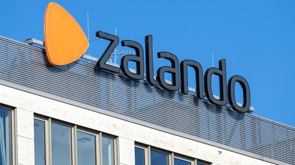 ARCHIV - 21.03.2022, Berlin: Das Logo des Online-Internethändlers Zalando auf einem Firmengebäude. Der Online-Modehändler Zalando streicht angesichts einer geringeren Kauflaune bei vielen Verbrauchern ...