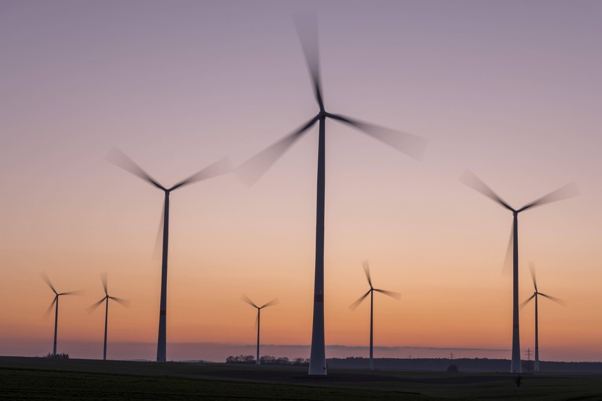 Windpark, Windkraftanlage, Windräder, nach Sonnenuntergang, Schwäbische Alb, Baden-Württemberg, Deutschland, Europa *** Wind farm, Wind turbine, Wind turbines, to Sunset, Swabian Alb, Bathing Württemb ...