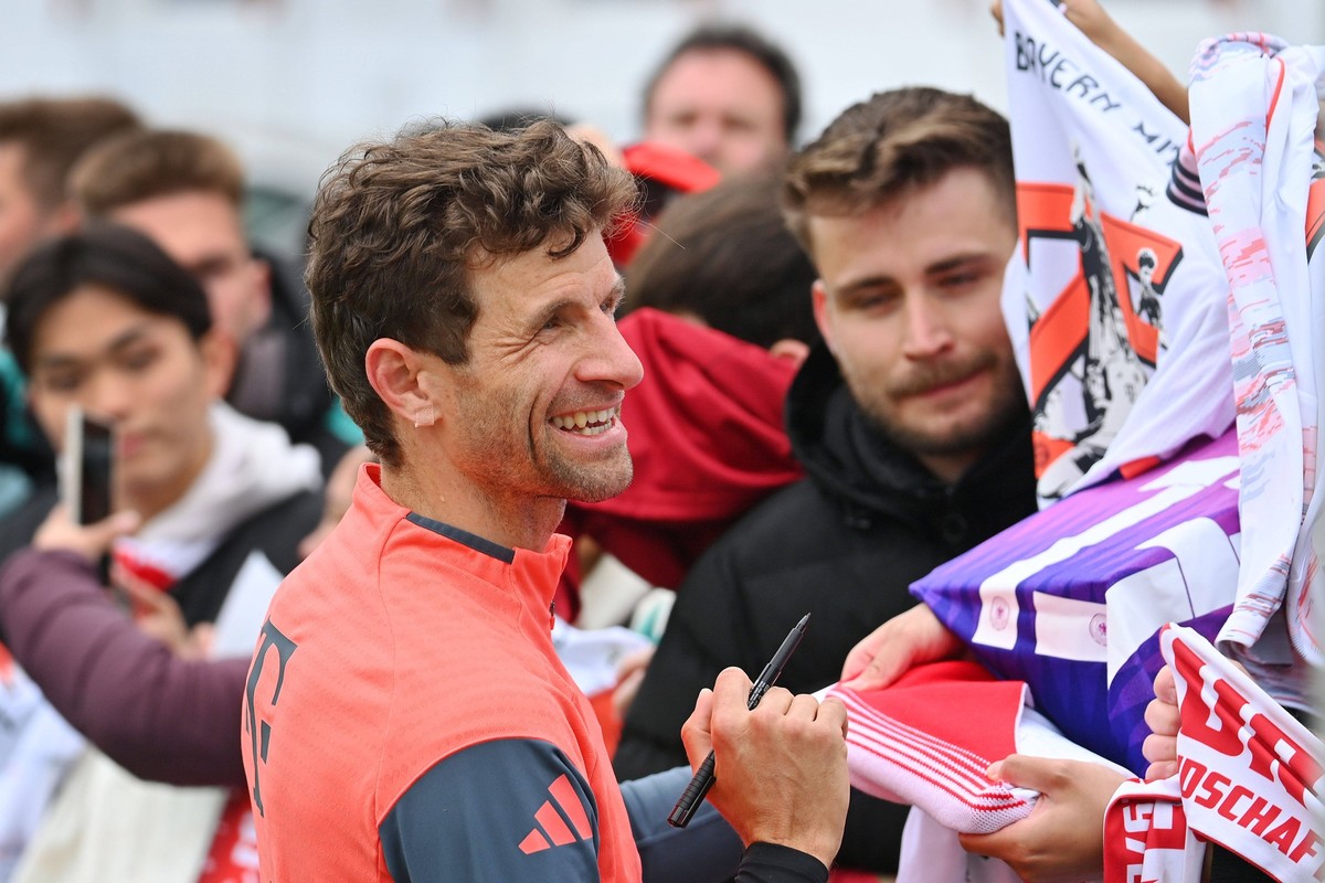 Thomas MUELLER M��� LLER,Bayern Muenchen, geht nach dem Training zu den Fans,Fussballfans und schreibt Autogramme, Oeffentliches Training FC Bayern Muenchen auf dem Trainingsgelaende an der Saebener S ...