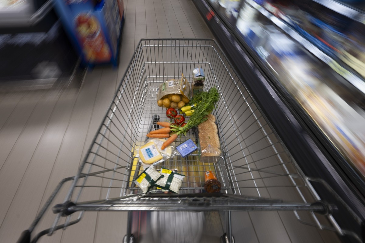 ARCHIV - 12.05.2025, Mecklenburg-Vorpommern, Leezen: Ein Einkaufswagen mit Lebensmitteln in einem Supermarkt. (zu dpa: «Inflation verharrt in Sachsen-Anhalt bei 2,5 Prozent») Foto: Philip Dulian/dpa + ...