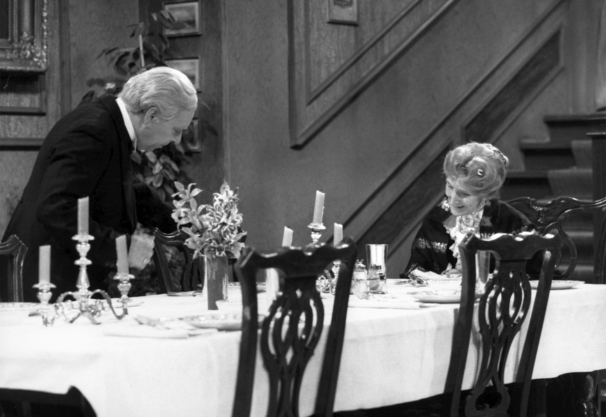 HANDOUT - 19.12.2023, ---: Freddie Frinton als Diener James und May Warden als alleinspeisende alte Dame Miss Sophie in einer Szene von «Dinner for One» (undatierte Filmszene). (zu dpa: «Zu «60 Jahre  ...