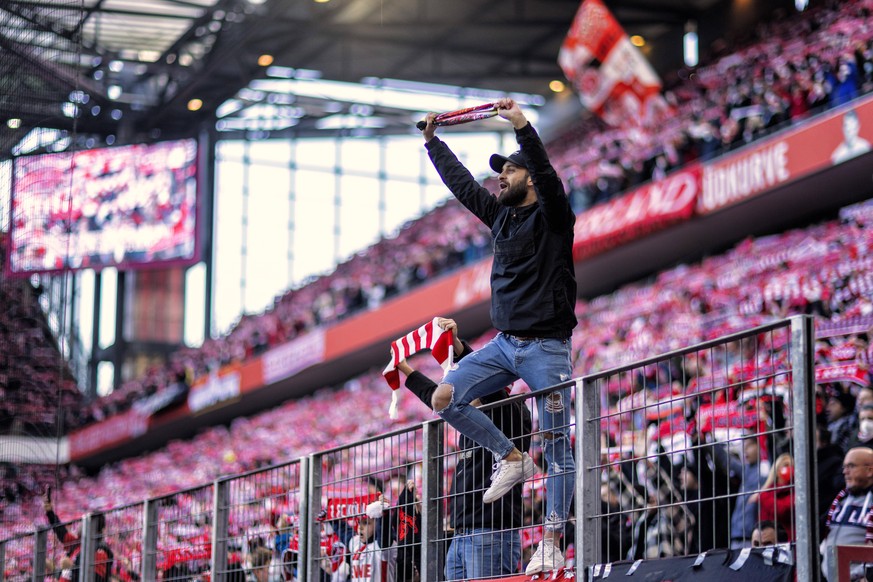 50.000 Fans durften zum Derby zwischen Köln und Gladbach, viele trugen keine Maske.
