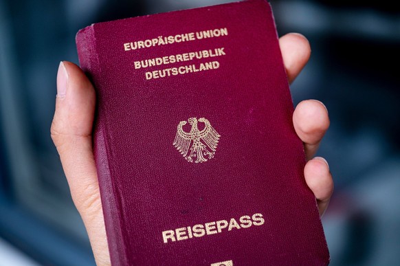 ARCHIV - 16.05.2021, Berlin: Ein Reisepass der Bundesrepublik Deutschland. (zu dpa: