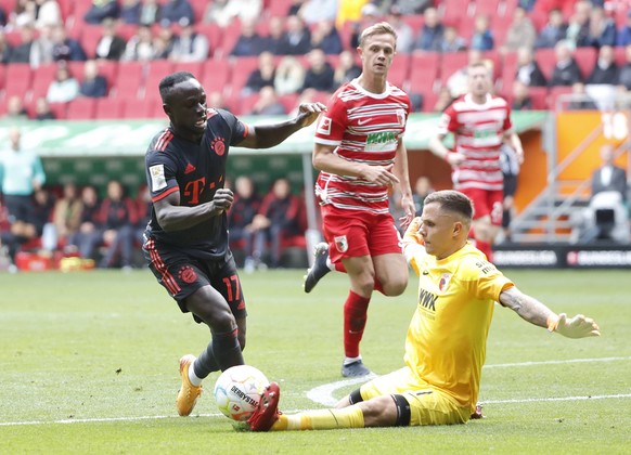 220918 -- AUGSBURG, Sept. 18, 2022 -- Sadio Mane L of Bayern Munich vies with Rafal Gikiewicz R, goalkeeper of Augsburg, during the German first division Bundesliga football match between FC Augsburg  ...