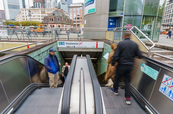 31.10.2023, Hessen, Frankfurt/Main: Menschen benutzen eine Rolltreppe zur B-Ebene des