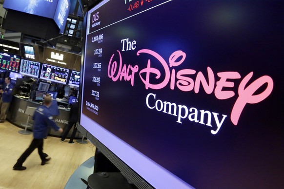ARCHIV - 07.08.2017, USA, New York: Das Logo von Walt Disney ist auf einem Bildschirm an der New Yorker B�rse zu sehen. Der Unterhaltungsriese Walt Disney hat die Erl�se im j�ngsten Quartal stark gest ...