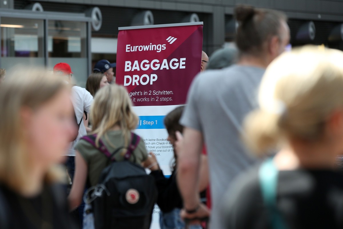 19.07.2024, Hamburg: Zahlreiche Reisende warten an einem Schalter von Eurowings im Terminal 1 auf die Abfertigung. Zum Urlaubsstart im Norden st�ren weltweite Probleme bei Computersystemen auch die An ...