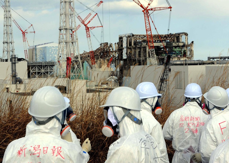 Bildnummer: 57125491 Datum: 20.02.2012 Copyright: imago/AFLO
February 20, 2012, Fukushima, Japan - Members of the media, TEPCO, and the Nuclear and Industrial Safety Agency (NISA), wearing protective  ...