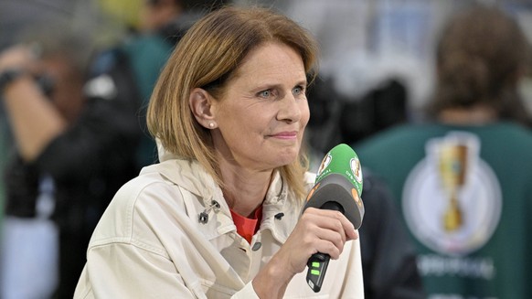 29.07.2022, Fussball DFB-Pokal 2022/2023, 1.Runde, TSV 1860 München - Borussia Dortmund, im Grünwalder Stadion München, ZDF-Moderator Kathrin-Müller Hohenstein am Mikrofon am Spielfeldrand., ***DFL an ...