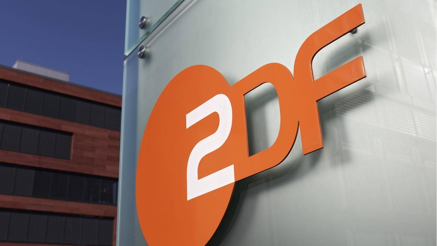 Logo ZDF auf einem Pylon, Zweites Deutsches Fernsehen,
