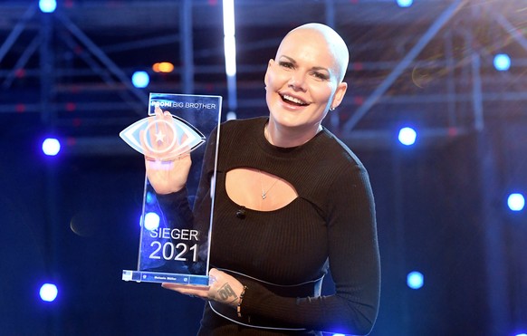 27.08.2021, Nordrhein-Westfalen, K�ln: Melanie M�ller zeigt ihren Pokal nach ihrem Sieg beim Promi Big Brother Event 2021. Nach drei Wochen leben vor Fernsehkameras w�hlten die Zuschauer sie zur Siege ...