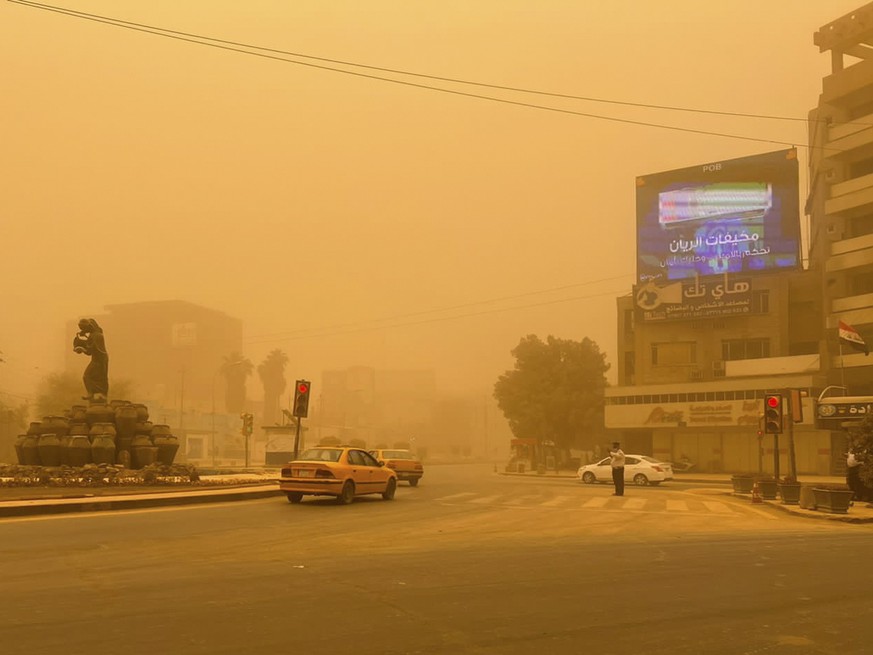 In der irakischen Hauptstadt Bagdad sorgt der erneute Sandsturm dafür, dass viele Menschen unter Atemproblemen leiden.