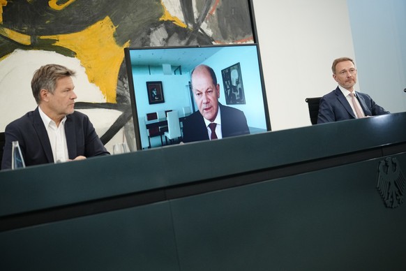 29.09.2022, Berlin: Robert Habeck (Bündnis 90/Die Grünen, l-r), Bundesminister für Wirtschaft und Klimaschutz, Bundeskanzler Olaf Scholz (SPD, Monitor) und Christian Lindner (FDP), Bundesminister der  ...