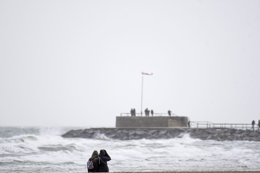 Spaziergänger bei Sturm auf dem Molenkopf vor der Ostee in Warnemünde. Rostock Warnemünde *** Stroller during storm on the pier head in front of the Ostee in Warnemünde Rostock Warnemünde Copyright: F ...