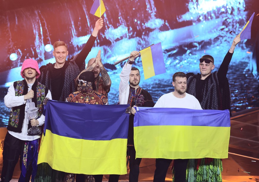 15.05.2022, Italien, Turin: Das Kalush Orchestra aus der Ukraine jubelt über den Gewinn des Eurovision Song Contest (ESC). Der internationale Musikwettbewerb findet zum 66. Mal statt. Im Finale stehen ...