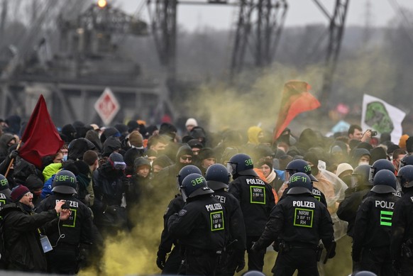 14.01.2023, Nordrhein-Westfalen, Erkelenz: Demonstranten stehen der Polizei in L