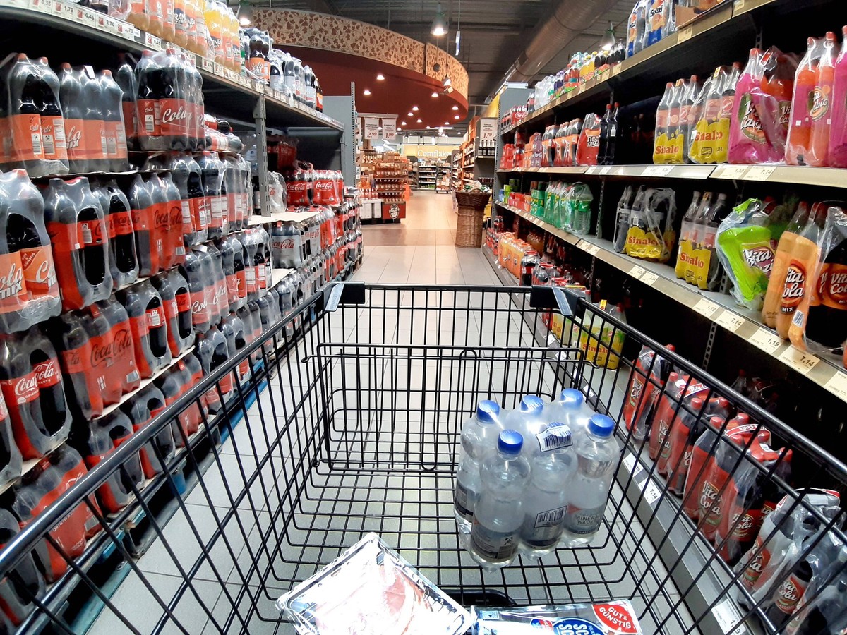 Einkauf in einem Supermarkt oder Discounter zu Zeiten von Corona und Krieg in der Ukraine. Einkauf in Zeiten von Corona und Krieg in der Ukraine *** Shopping in a supermarket or discount store at the ...