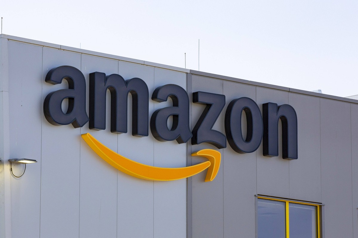 Das Logistikzentrum in Graben. Die Amazon.com, INC ist ein weltweit aufgestellter Onlineversandhändler mit Sitz in Seattle in den Vereinigte Staaten. Amazons Deutschandzentrale befindet sich in Münche ...