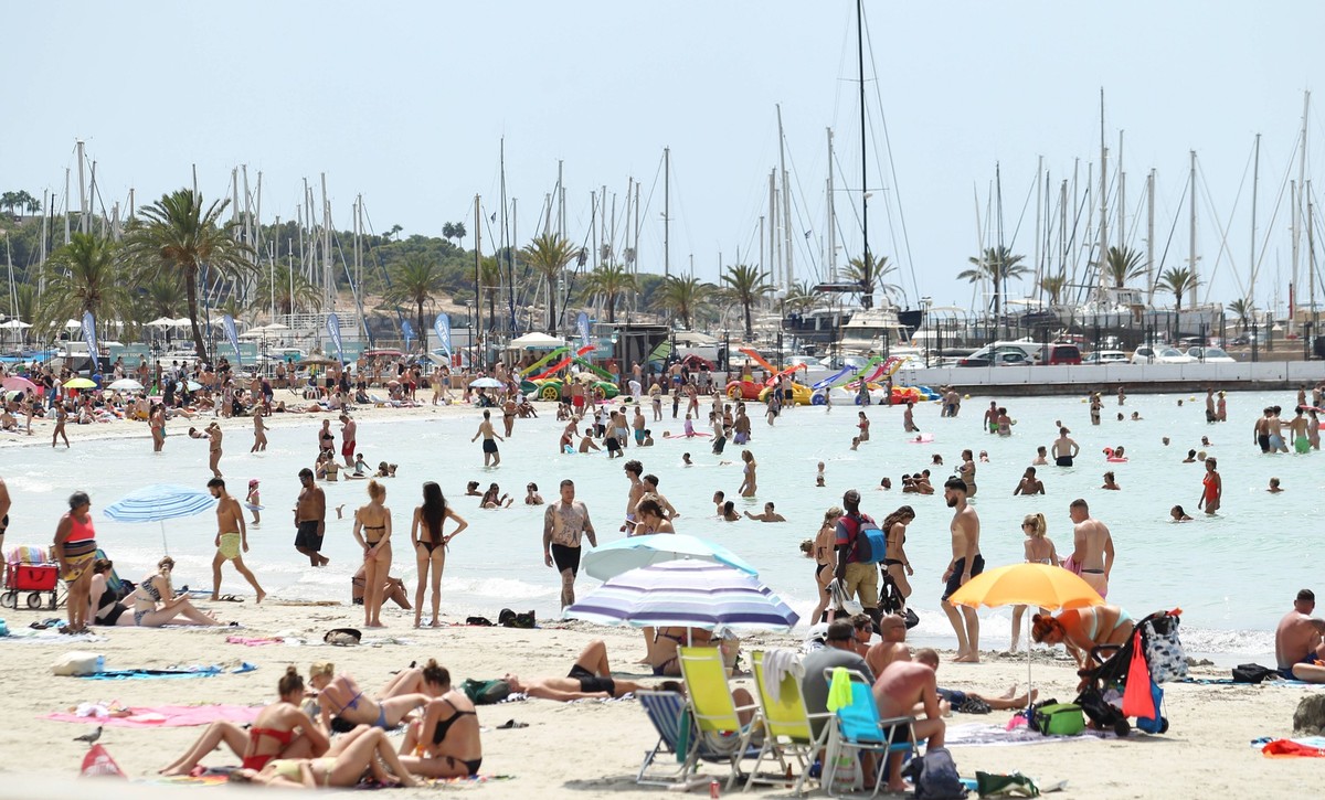 Touristen baden bei Temperaturen weit �ber 30 Grad im Mittelmeer an der Playa de Palma. Platja de Palma Mallorca *** Tourists swim at temperatures well above 30 degrees in the Mediterranean Sea at Pla ...