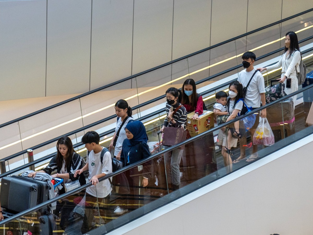 Singapore - January 1, 2024: Theme picture Travel on New Year s Day 2024, numerous people are at Changi International Airport in Singapore *** Themenbild Reisen am Neujahrstag 2024, zahlreiche Mensche ...
