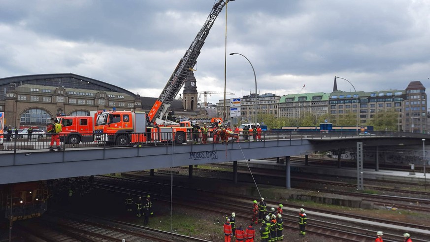 RECORD DATE NOT STATED Arbeitszug am Hamburger Hauptbahnhof entgleist. Am Nordkopf des Hauptbahnhofes ist gegen 15.49 Uhr die Lokomotive eines Arbeitszugs der Bahn entgleist. Aktuell wird ein S-Bahnzu ...