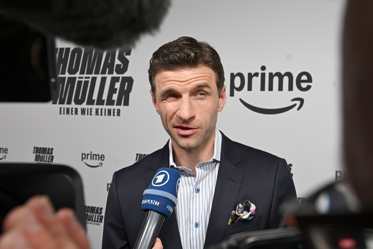 25.02.2025, Bayern, München: Thomas Müller gibt ein Interview bei der Premiere der Prime-Video-Dokumentation «Thomas Müller - Einer wie keiner» über den Offensivstar des FC Bayern in die Astor Filmlou ...