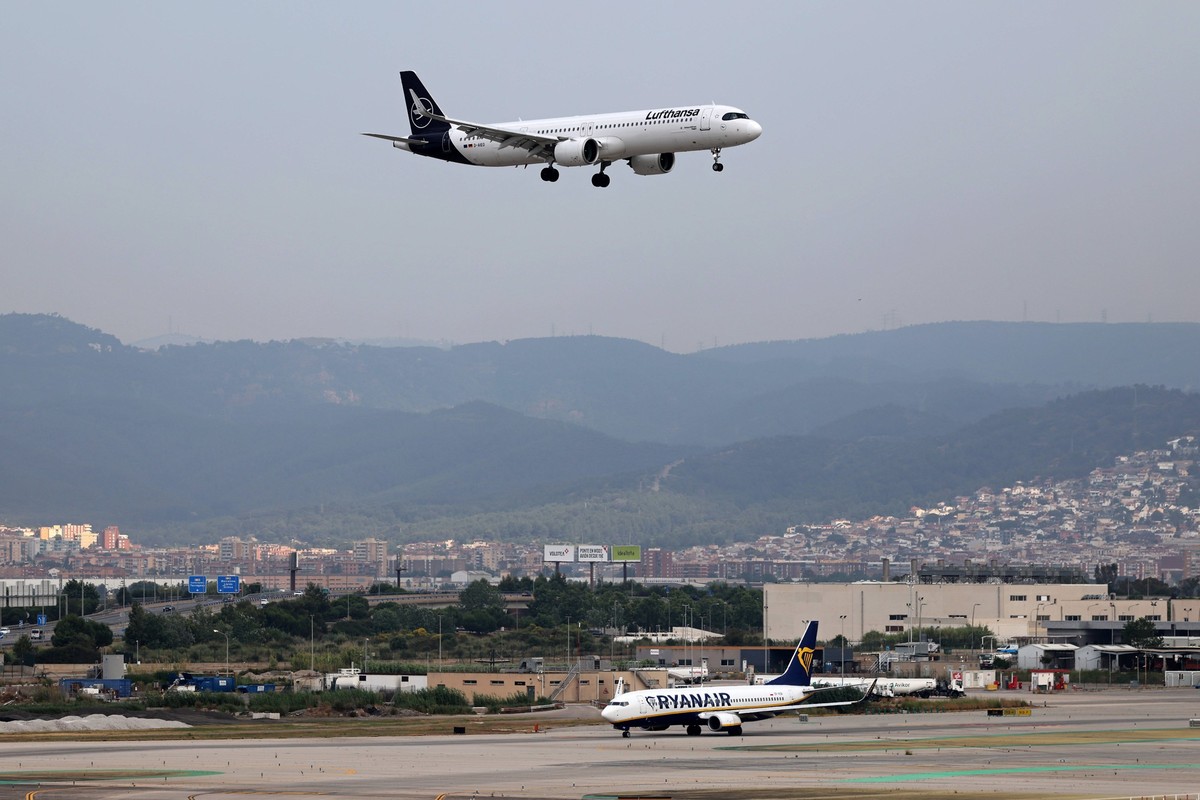 Barcelona-El Prat Airport An Airbus A321-271NX lands at Barcelona-El Prat Airport in Barcelona, Spain, on June 15, 2025. Barcelona Barcelona Spain PUBLICATIONxNOTxINxFRA Copyright: xUrbanandsportx ori ...