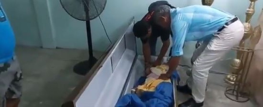 Unglaubliche Szenen aus Ecuador: Eine Frau im Sarg atmet, ihr Herz schlägt – zuvor hatte ein Arzt die 76-Jährige für tot erklärt.
