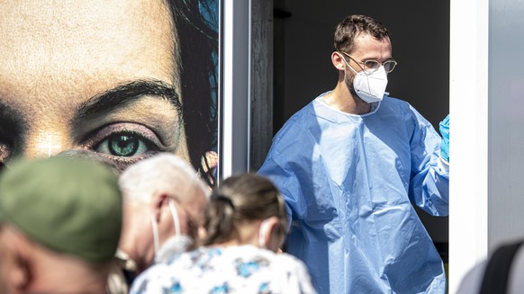 Ein Arzt steht am Container des mobilen Impfteams auf dem Hermannplatz und wartet auf seinen nächsten Patienten. Mit mobilen Impfteams will das Bezirksamt Neukölln Menschen unkompliziert in ihrem Bezi ...