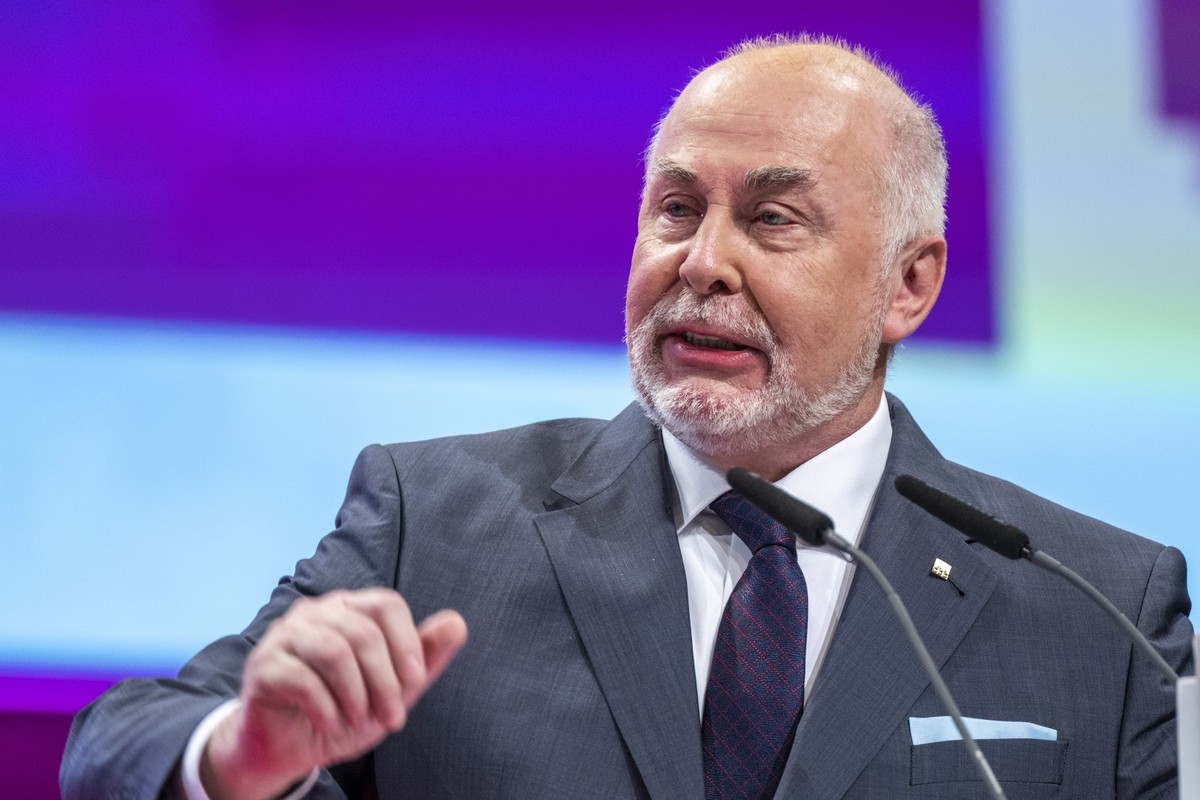 ARCHIV - 28.11.2022, Berlin: Ulrich Silberbach, Bundesvorsitzender des dbb Beamtenbund und Tarifunion, spricht beim 25. Gewerkschaftstag des dbb Beamtenbund und Tarifunion. (zu dpa �Zahl der �ffentlic ...