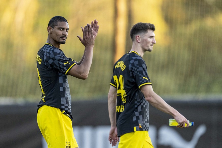 10.01.2023, Spanien, Marbella: Fußball: Testspiele, Fortuna Düsseldorf - Borussia Dortmund: Dortmunds Sebastien Haller (l) und Thomas Meunier verlassen das Spielfeld. Foto: David Inderlied/dpa +++ dpa ...