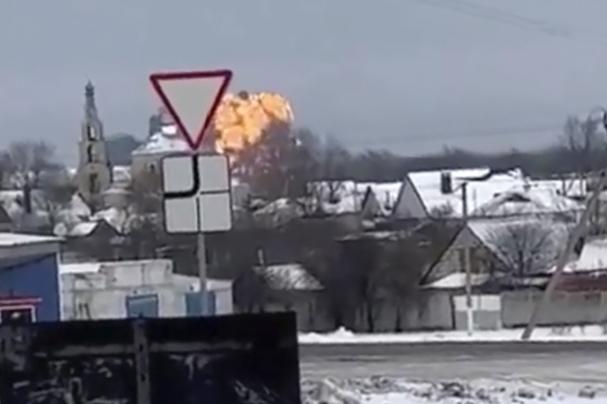 dpatopbilder - HANDOUT - 24.01.2024, Russland, Jablonowo: Auf diesem Foto, das von einem verifizierten UGC-Video via AP stammt, sind Flammen zu sehen, die aus der Absturzstelle eines Militärflugzeugs  ...