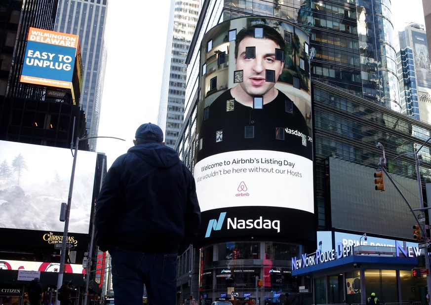 News Bilder des Tages Airbnb co-founder Brian Chesky delivers remarks that are broadcast outside at the Nasdaq Exchange before the opening bell and the Airbnb IPO in Times Square in New York City on T ...