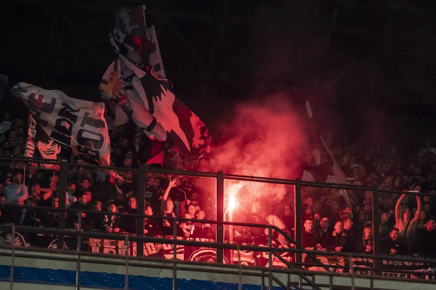 14.03.2019, xkvx, Fussball Europa League 1/8 Finale, Inter Mailand - Eintracht Frankfurt emspor, v.l. Eintracht Frankfurt Fans / Pyro / Pyrotechnik / Feuer (DFL/DFB REGULATIONS PROHIBIT ANY USE OF PHO ...