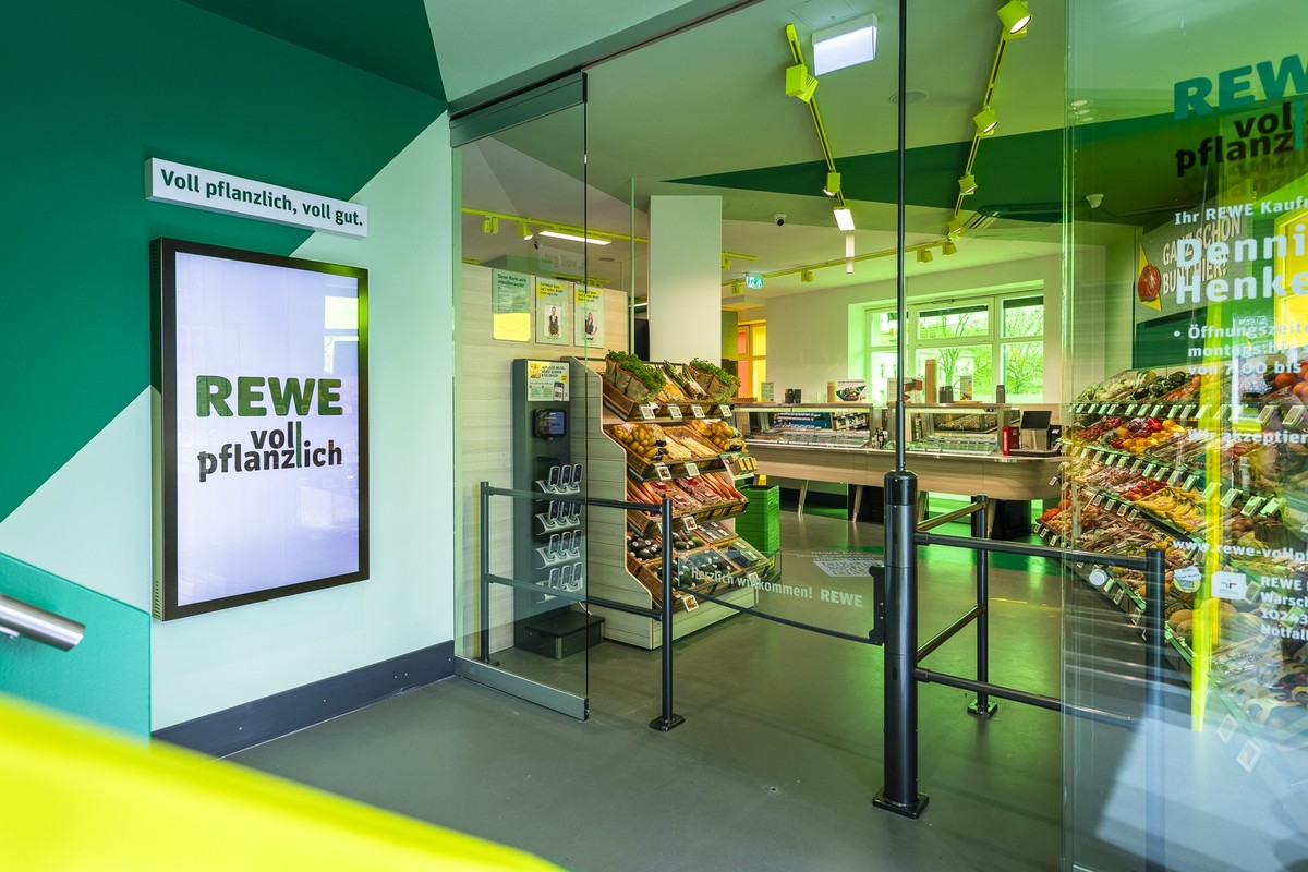 Der vegane Rewe hebt sich auch durch sein Logo von den klassischen Filialen ab.