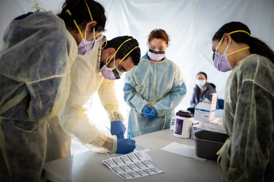 New York Krankenschwestern In Mullsacken Sorgen Fur Aufsehen Watson