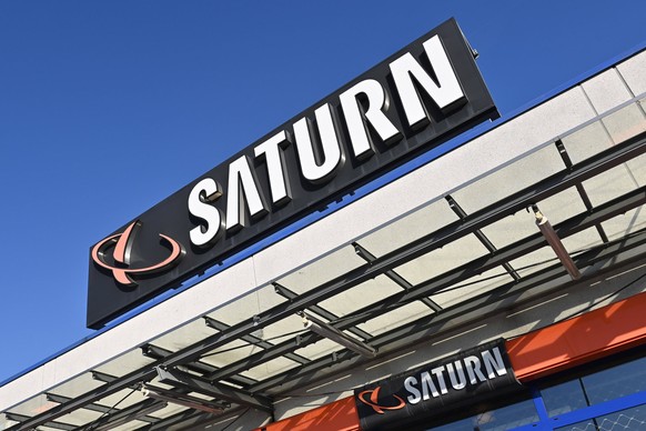 Saturn ist Betreiber einer deutschen Elektronik-Fachmarktkette, die zugleich die groesste Europas ist. Das Unternehmen fasst die ehemals eigenstaendigen Elektrohandelsketten Media Markt und Saturn zus ...