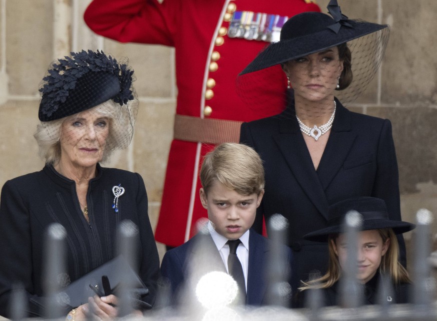 Camilla mit Prinzessin Kate und ihren zwei Kindern Prinz George und Prinz Charlotte nach dem Trauergottesdienst.