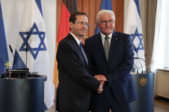 Bundespräsident Frank-Walter Steinmeier empfängt israelischen Staatspräsidenten Izchak Herzog in Berlin.
