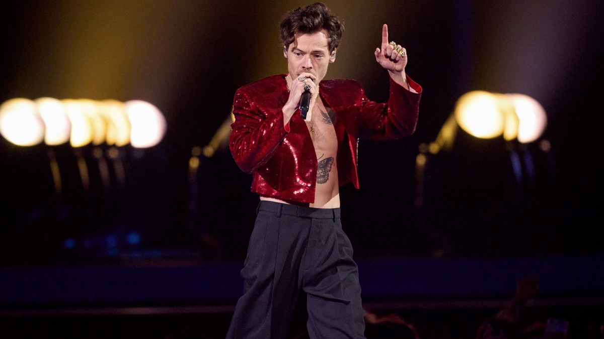 LONDON, ENGLAND - FEBRUARY 11: EDITORIAL USE ONLY: Harry Styles performs on stage during The BRIT Awards 2023 at The O2 Arena on February 11, 2023 in London, England. (Photo by Gareth Cattermole/Garet ...