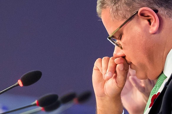 Alok Sharma, Präsident der COP26, hält die Hand bei der Schluss-Plenarsitzung der UN-Klimakonferenz COP26 vor das Gesicht.